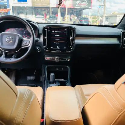 VOLVO-XC40-2019