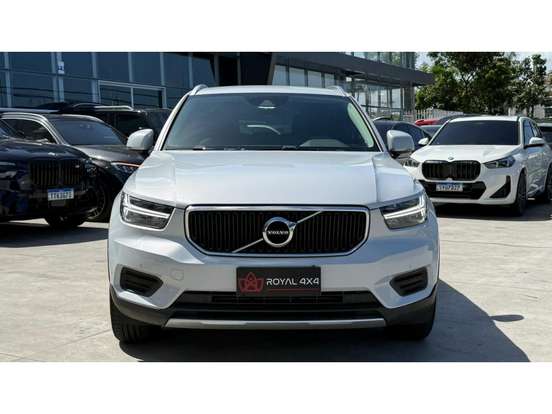 VOLVO-XC40-2020