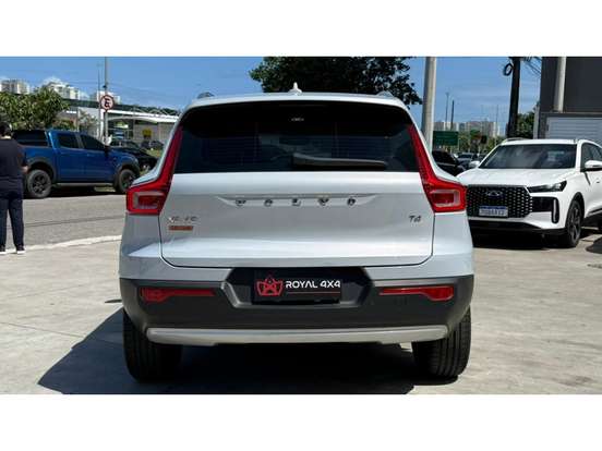 VOLVO-XC40-2020