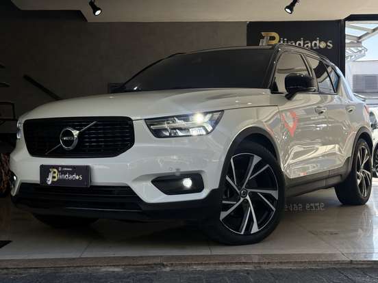 VOLVO-XC40-2019