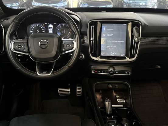 VOLVO-XC40-2019