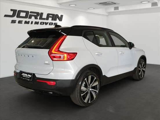 VOLVO-XC40-2022