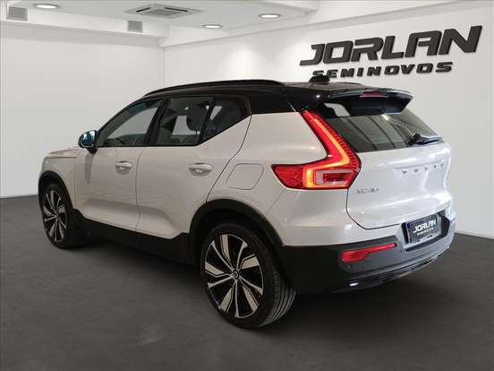 VOLVO-XC40-2022