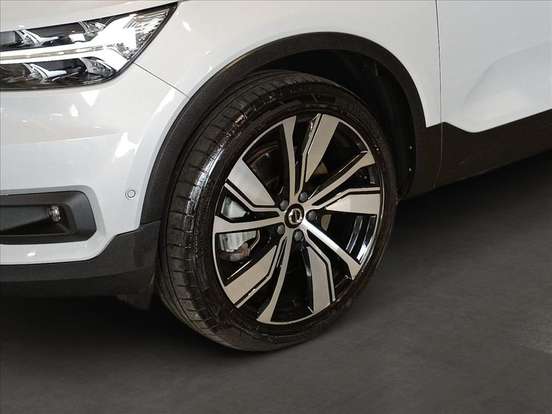 VOLVO-XC40-2022