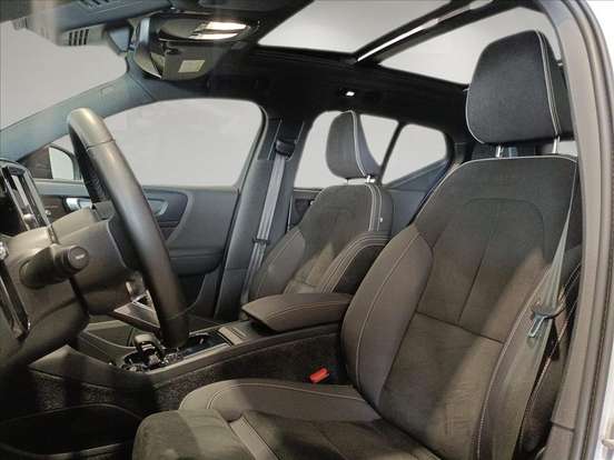 VOLVO-XC40-2022