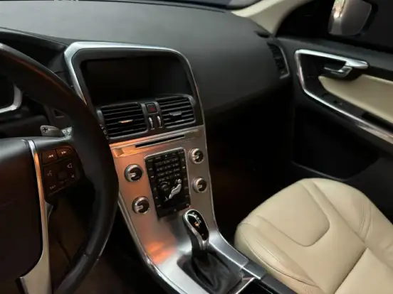 VOLVO-XC60-2017