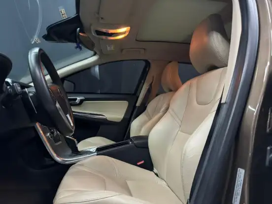VOLVO-XC60-2017