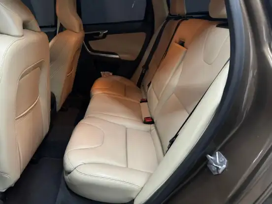 VOLVO-XC60-2017
