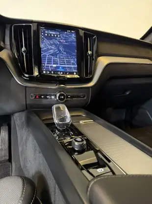 VOLVO-XC60-2023