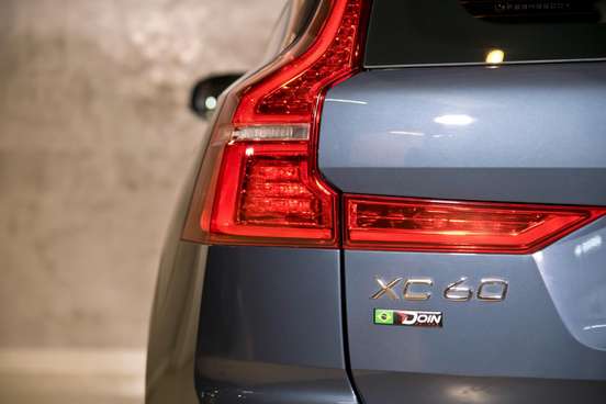 VOLVO-XC60-2023