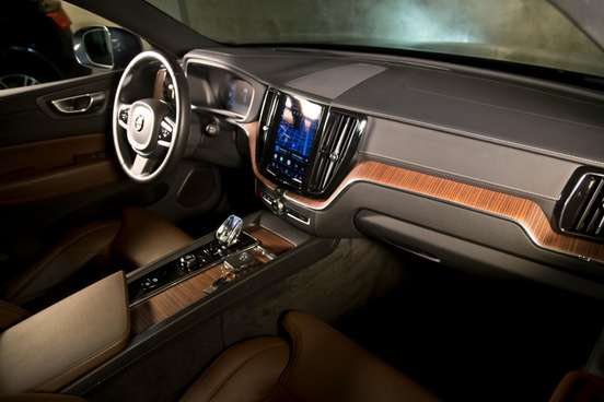 VOLVO-XC60-2023