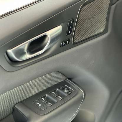 VOLVO-XC60-2023