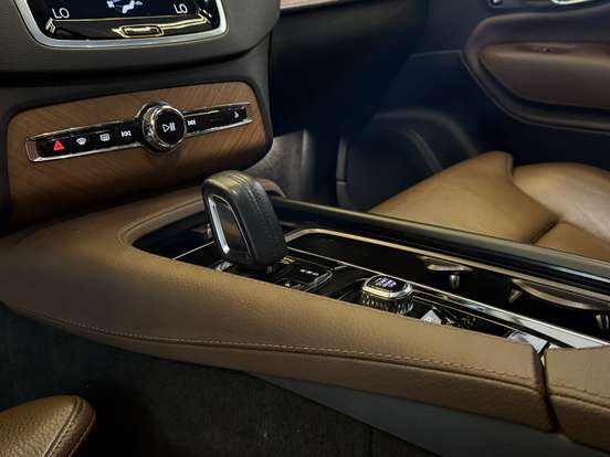 VOLVO-XC90-2020