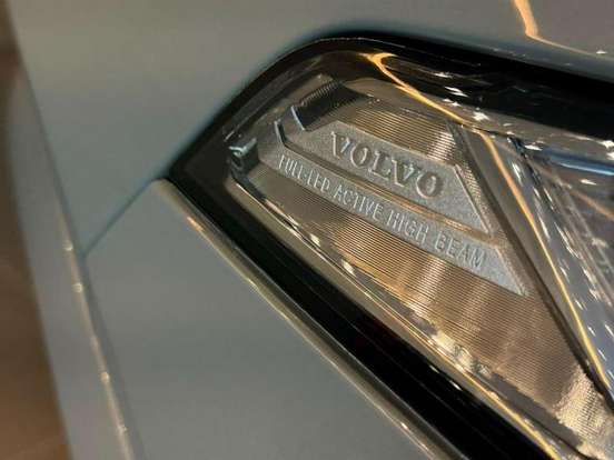 VOLVO-XC90-2023