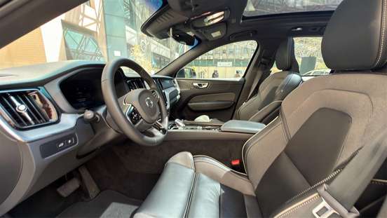 VOLVO-XC60-2023
