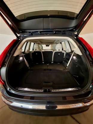 VOLVO-XC90-2023