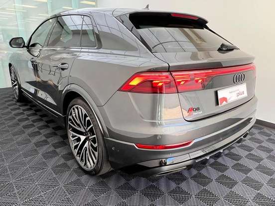 AUDI-Q8-2024