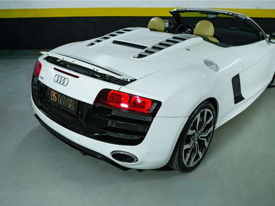 AUDI-R8-2011