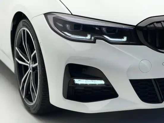BMW-320i-2022