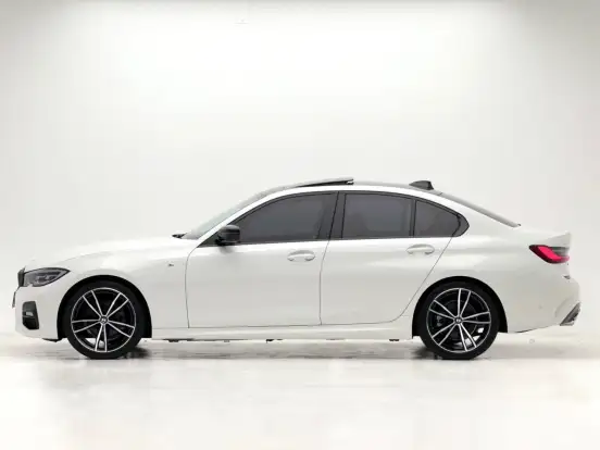 BMW-320i-2022