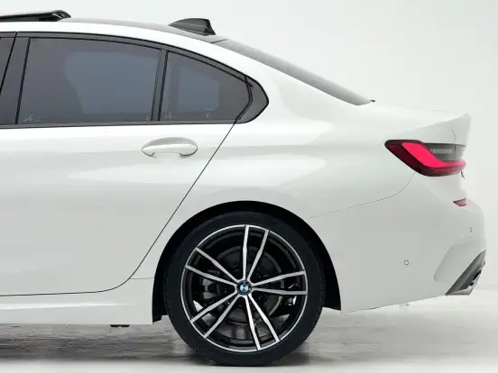 BMW-320i-2022