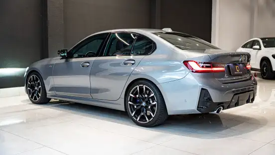 BMW-320i-2022