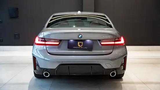 BMW-320i-2022
