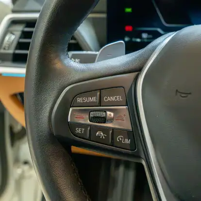 BMW-320i-2023