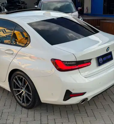 BMW-320i-2021