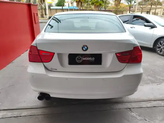 BMW-320i-2011