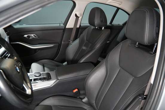 BMW-320i-2022