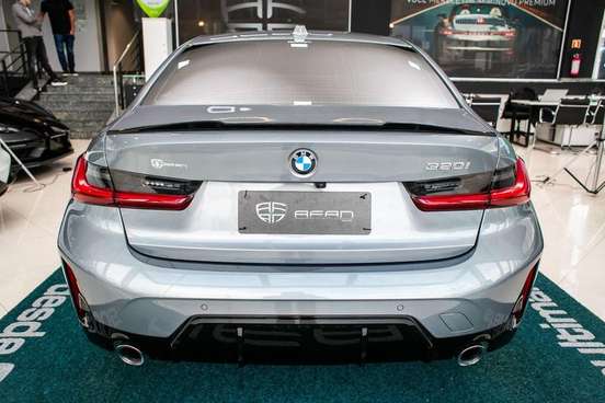 BMW-320i-2023