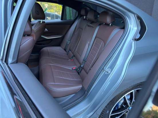 BMW-320i-2023