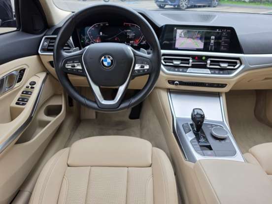 BMW-320i-2022