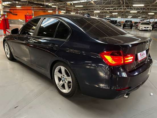 BMW-320i-2012