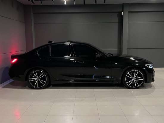 BMW-320i-2021