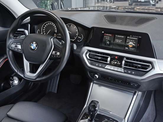 BMW-320i-2020