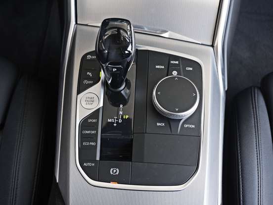 BMW-320i-2020