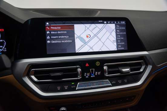 BMW-330e-2021
