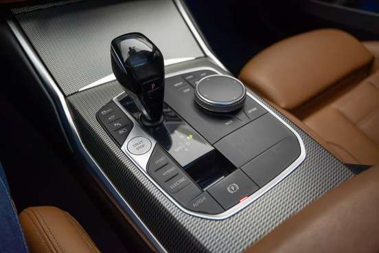BMW-330e-2021