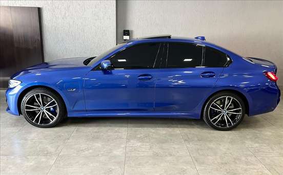 BMW-330e-2021