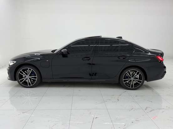 BMW-330e-2020