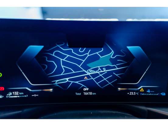 BMW-330e-2025