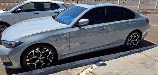 BMW-330e-2025