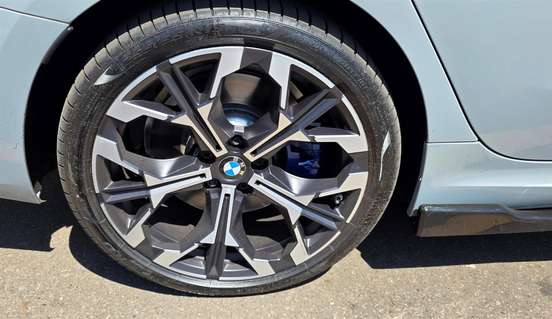 BMW-330e-2025