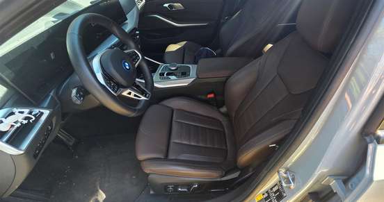 BMW-330e-2025