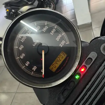 HARLEY-DAVIDSON-SPORTSTER XL 883 R-2011