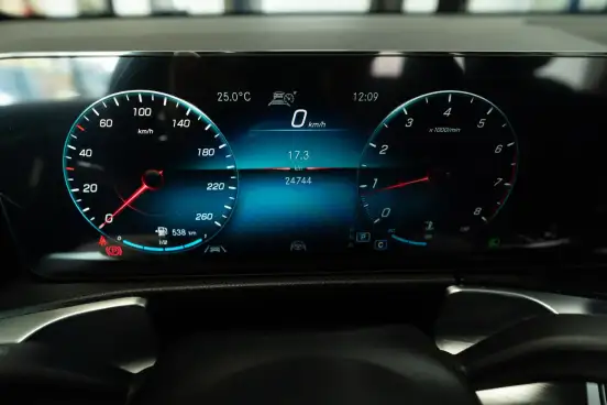 MERCEDES-BENZ-GLB 200-2023