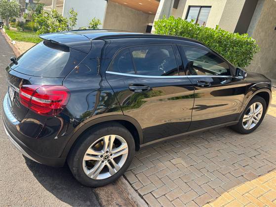 MERCEDES-BENZ GLA 200 1.6 CGI FLEX NIGHT 7G-DCT
