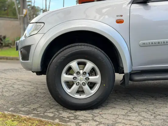 MITSUBISHI-L200 TRITON-2.4 HLS 4X2 CD 16V FLEX 4P MANUAL MITSUBISHI-L200 TRITON-2013